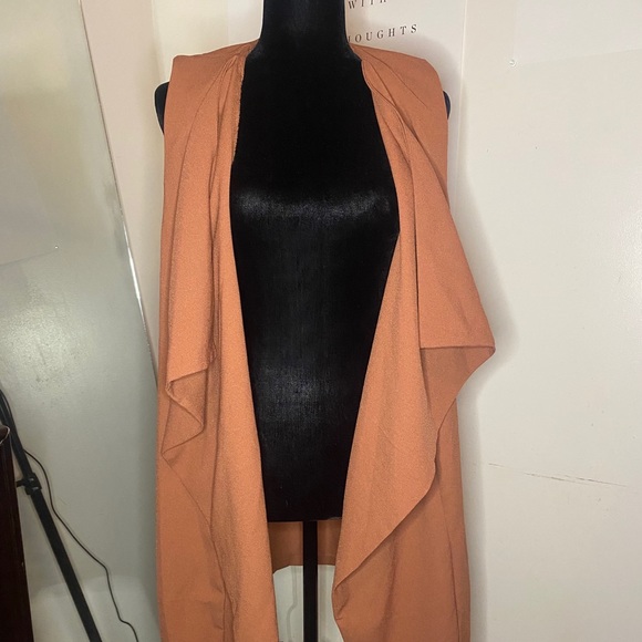 Orange sleeveless vest - Picture 5 of 7